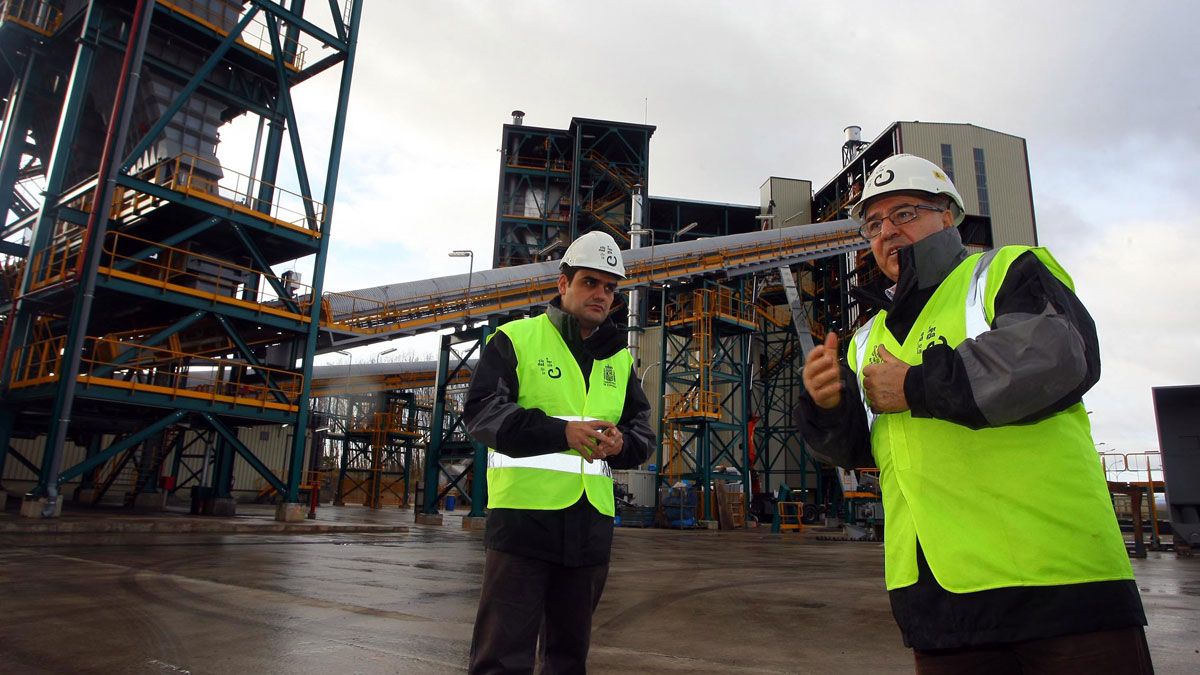 Dos técnicos, durante una explicación en 2011 de las técnicas de oxicombustión en la planta experimental de Cubillos. | C. SÁNCHEZ (ICAL)
