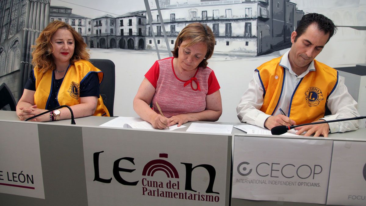 Araceli García, Aurora Baza y Agustín Fraguero, durante la firma del convenio. | CÉSAR