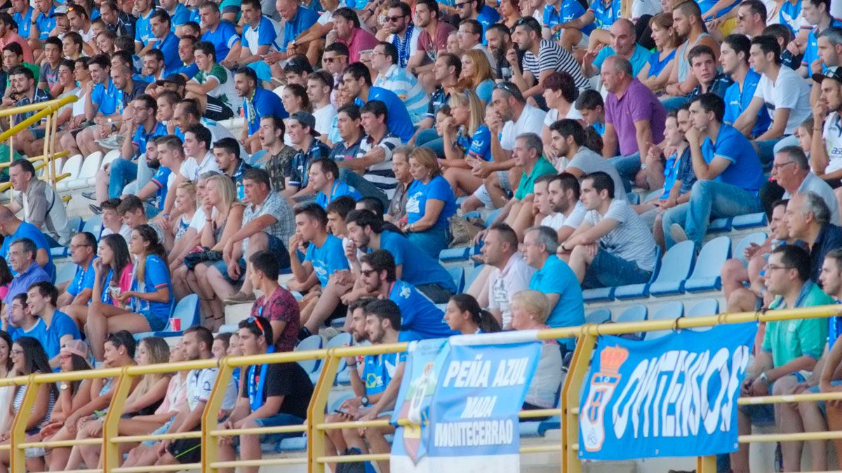 Aficionados del Oviedo en elReino de León el verano pasado. | DANIEL MARTIN
