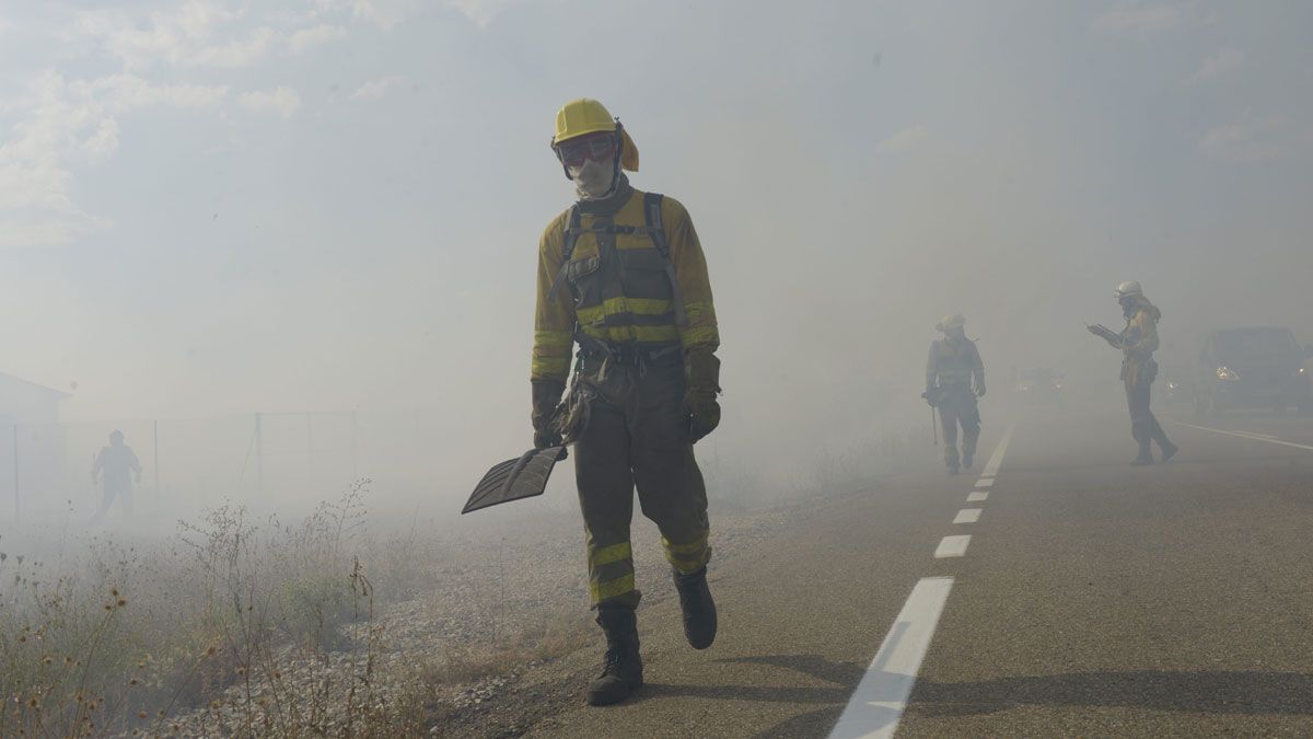 Un integrante del dispositivo de lucha contra el fuego en una actuación en Camposagrado. | MAURICIO PEÑA