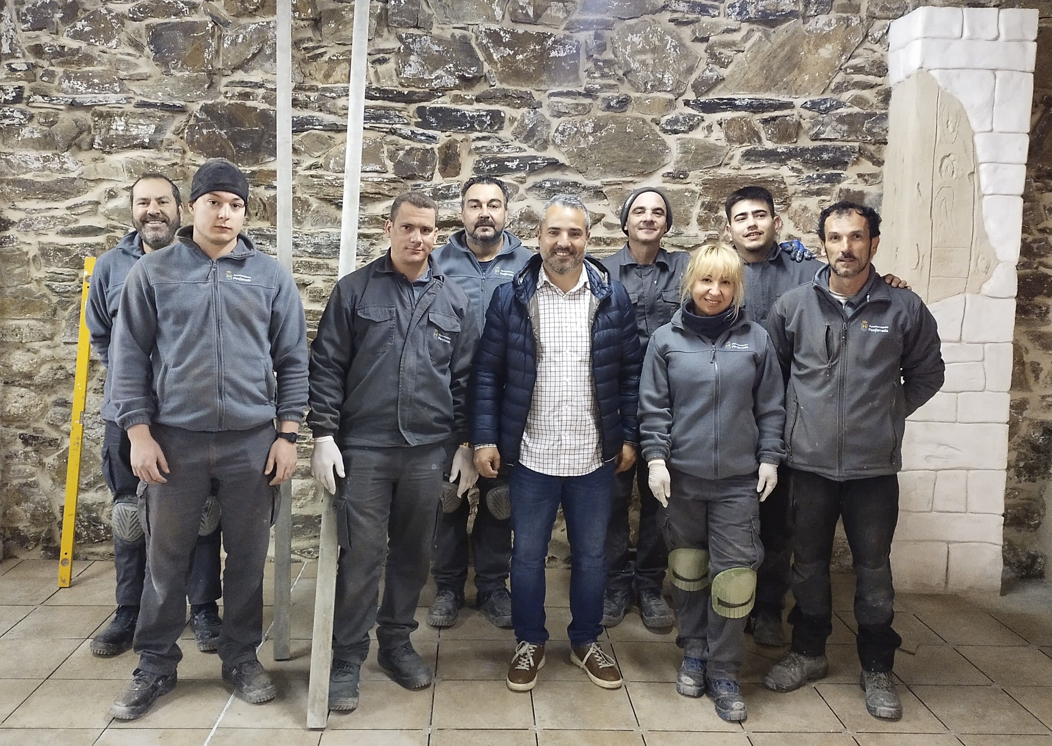 Alumnos de la Escuela Taller Villanueva de Valdueza en el local que han puesto a punto.