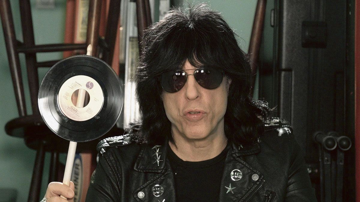 Una imagen característica del baterista Marky Ramone, único superviviente de los Ramones.