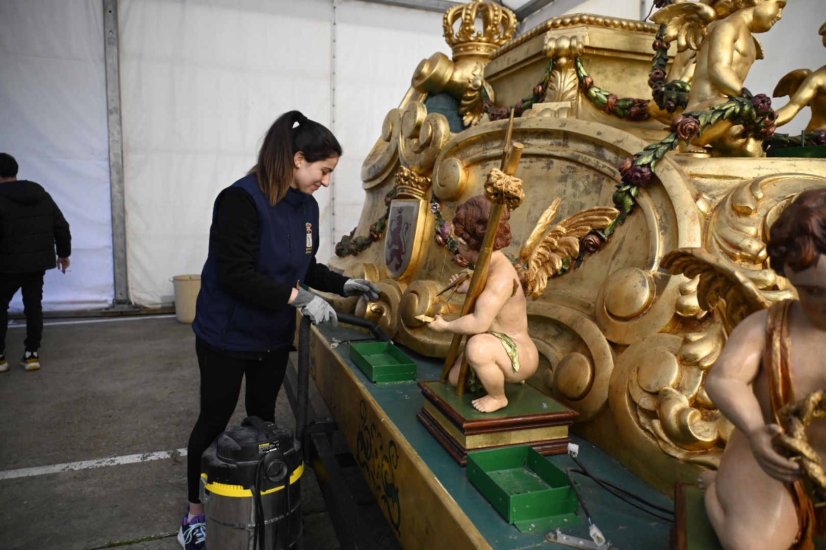 Una mujer limpia el trono del Lignum Crucis. | SAÚL ARÉN