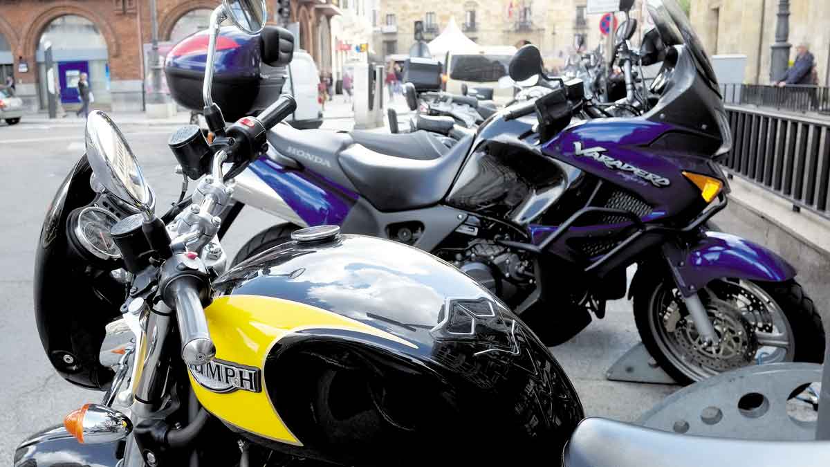 Motocicletas de gran cilindrada en uno de los espacios reservados para su aparcamiento en el centro de León. | DANIEL MARTÍN