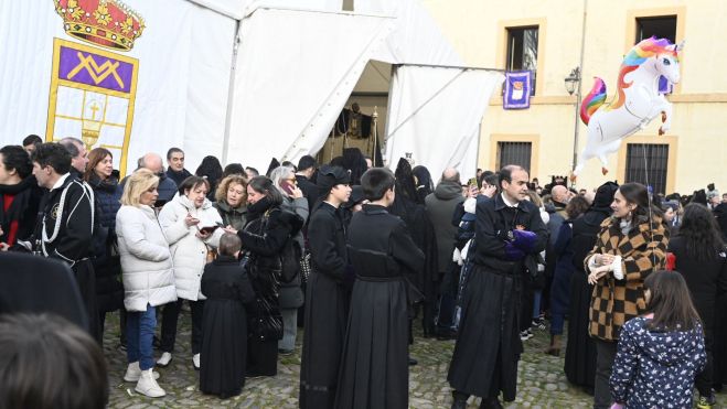 Carmen Borrego espera la salida de la procesión en la plaza del Grano. | SAÚL ARÉN Carmen Borrego espera la salida de la procesión en la plaza del Grano. | SAÚL ARÉN