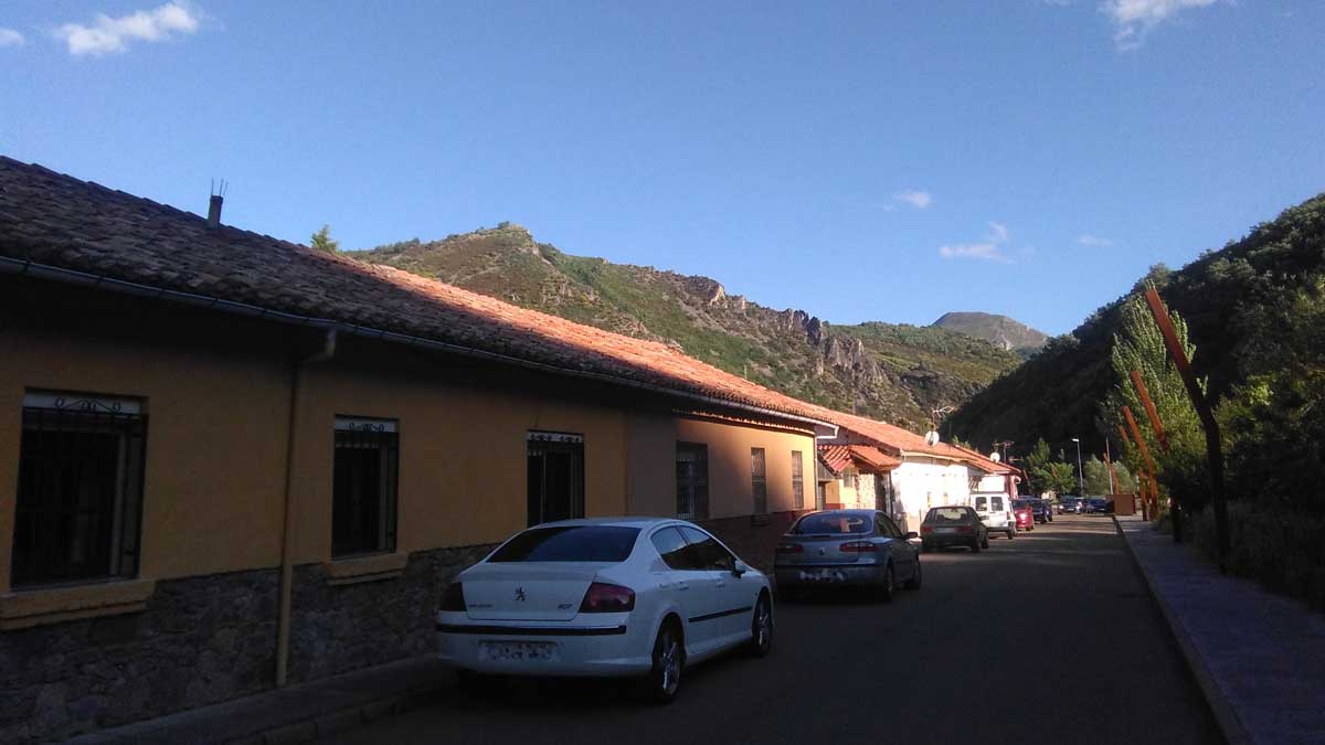 Imagen de las casas bajas de Ciñera que son propiedad de la Hullera. | E. NIÑO