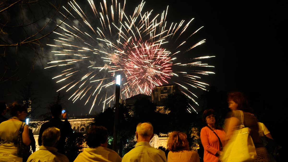 Una imagen de archivo de los fuegos artificiales de la noche de San Juan. | MAURICIO PEÑA