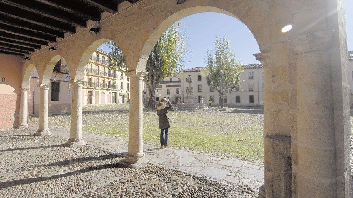 Vista general de la emblemática plaza del Grano con su característico empedrado. | MAURICIO PEÑA