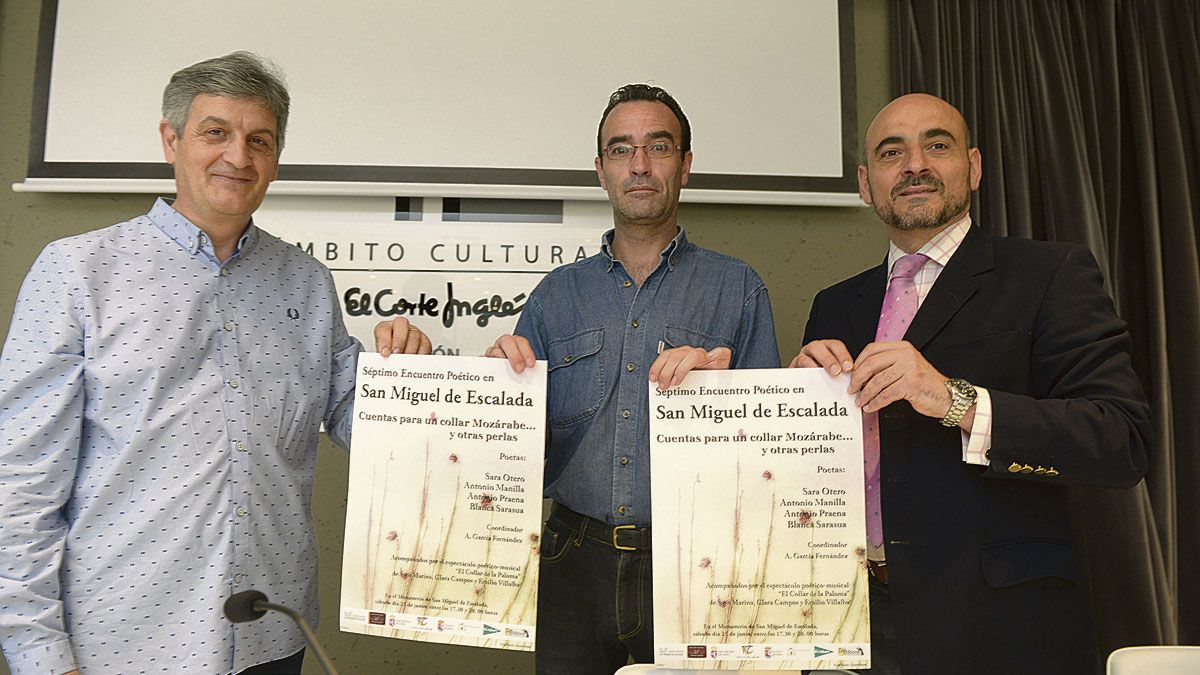 Alfredo García Fernández, Manuel Ángel Gutiérrez y Juan Carlos Vázquez, ayer en El Corte Ingles. | MAURICIO PEÑA Alfredo García Fernández, Manuel Ángel Gutiérrez y Juan Carlos Vázquez, ayer en El Corte Ingles. | MAURICIO PEÑA