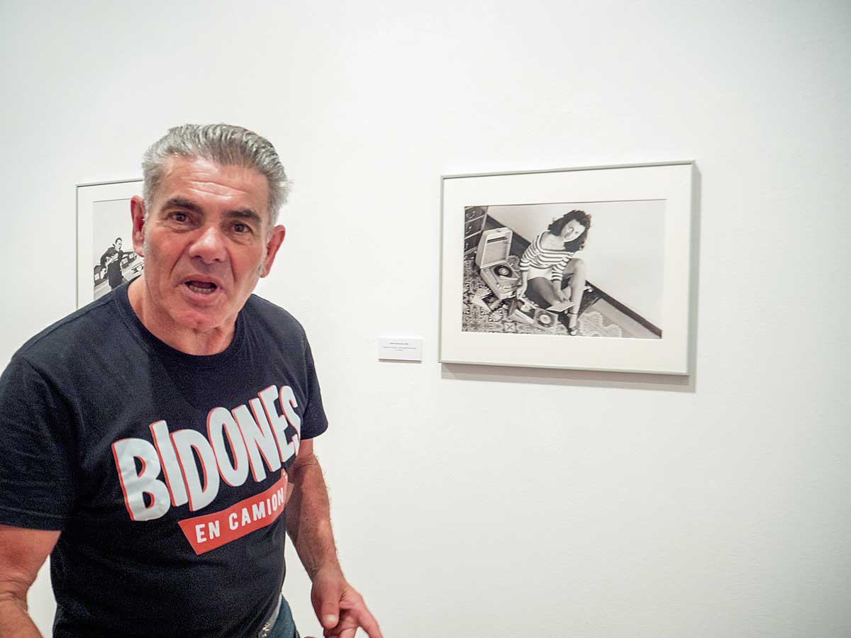 Olaf Pla Gracia, la cuarta generación de la saga Gracia de fotógrafos, ante uno de los retratos que puede verse en su muestra del CLA. | VICENTE GARCÍA