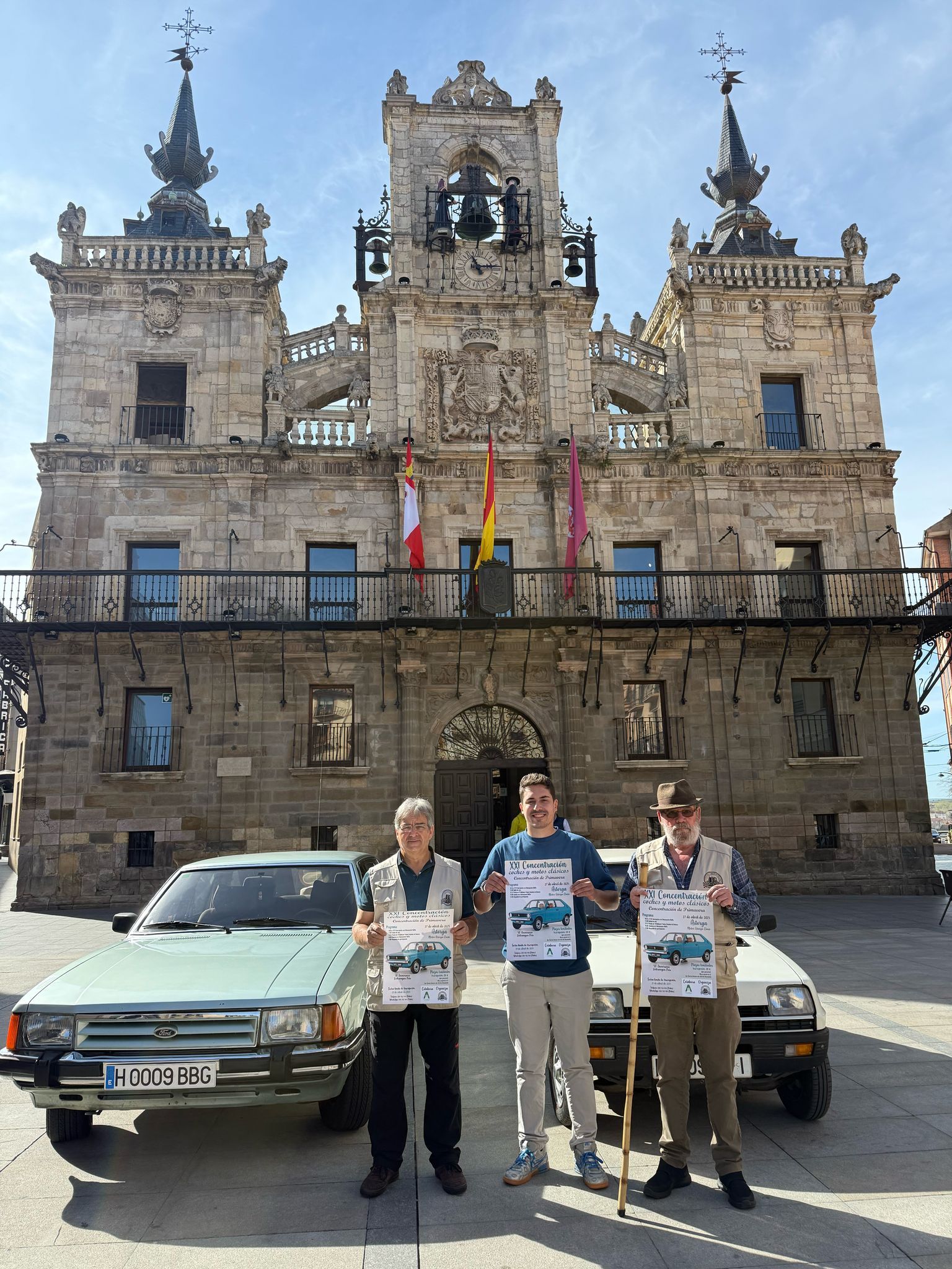 Borja González, en el centro, junto a los organizadores, presentando la concentración. | L.N.C.