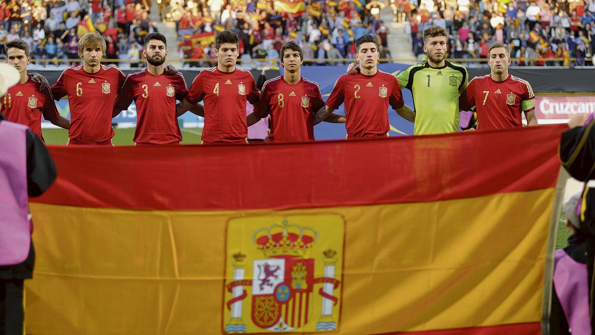 La selección sub’21, durante el encuentro que disputó en marzo de 2015 en el Reino de León. | DANIEL MARTIN