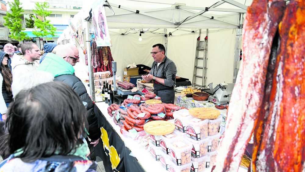 Uno de los expositores de la Feria del Embutido y el Queso de La Bañeza durante una edición anterior. | SAÚL ARÉN Uno de los expositores de la Feria del Embutido y el Queso de La Bañeza durante una edición anterior. | SAÚL ARÉN