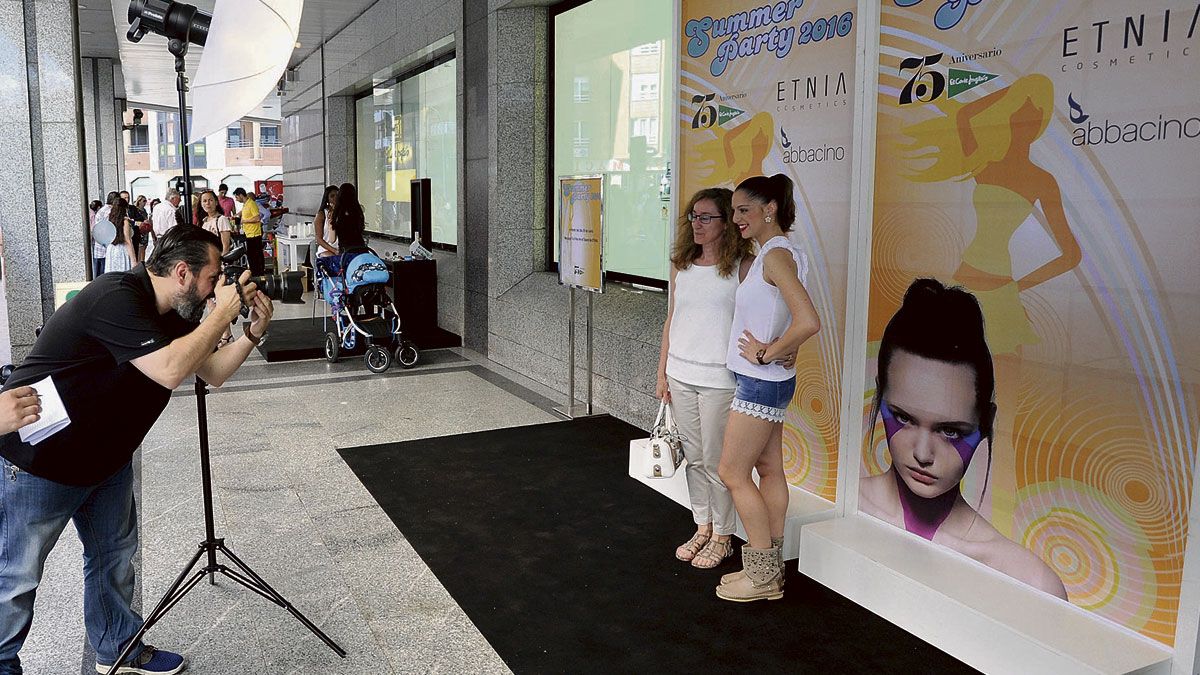 Carolina se fotografía con una aficionada en El Corte Inglés. | DANIEL MARTIN