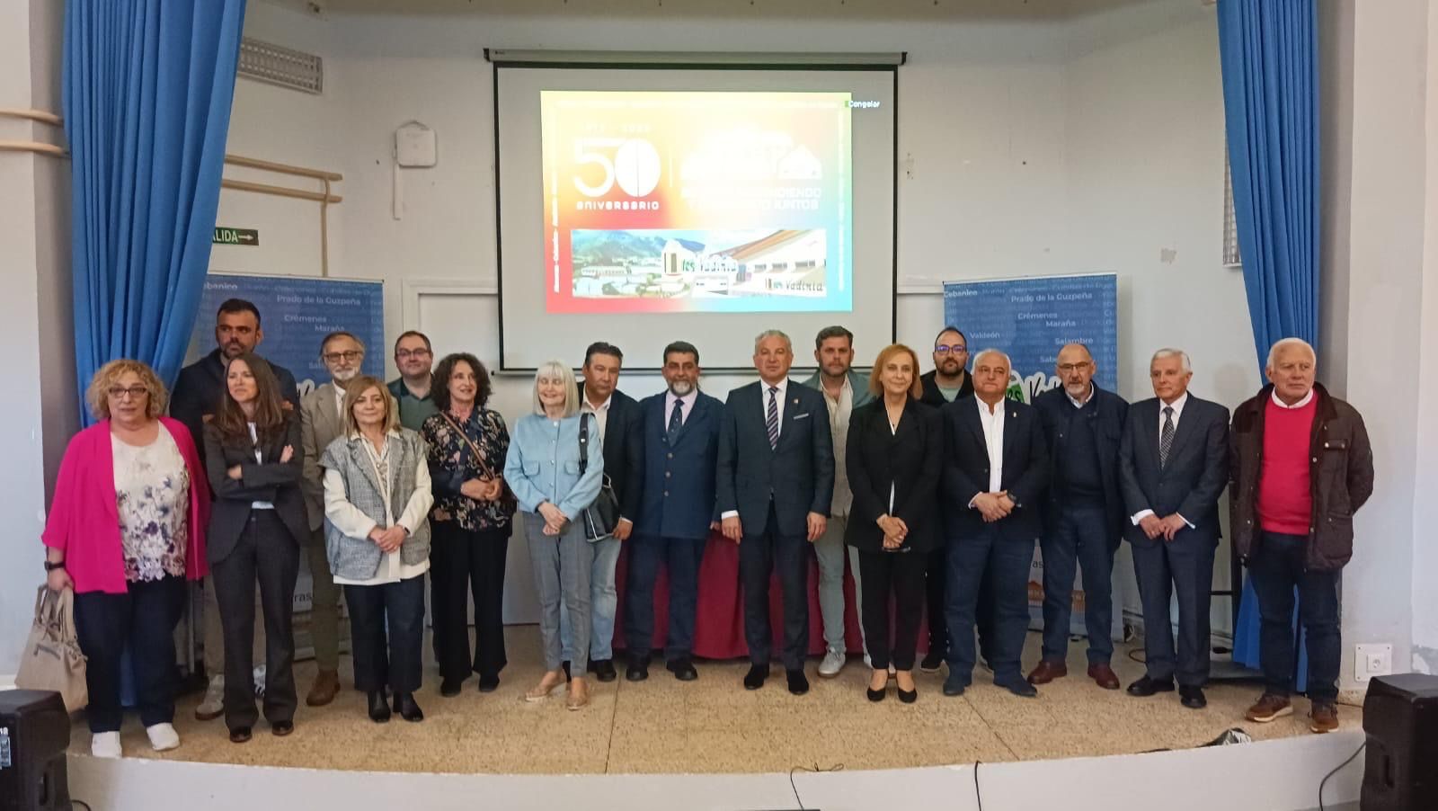 Representantes políticos de la comarca y responsables del IES Vadinia. | L.N.C.