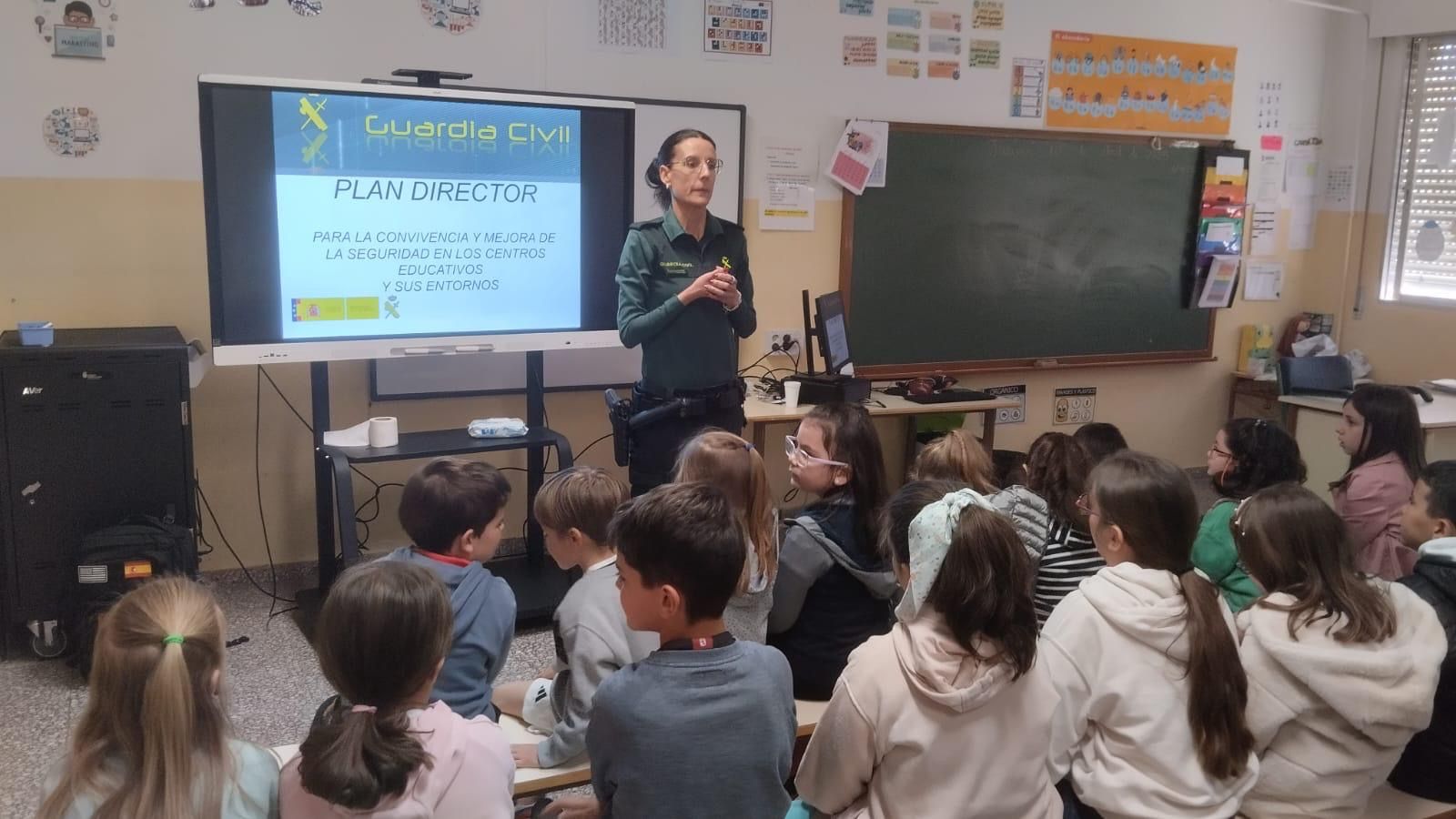 La Guardia Civil ha colaborado en la semana cultural del CRA de Puente Almuhey. | L.N.C. La Guardia Civil ha colaborado en la semana cultural del CRA de Puente Almuhey. | L.N.C.
