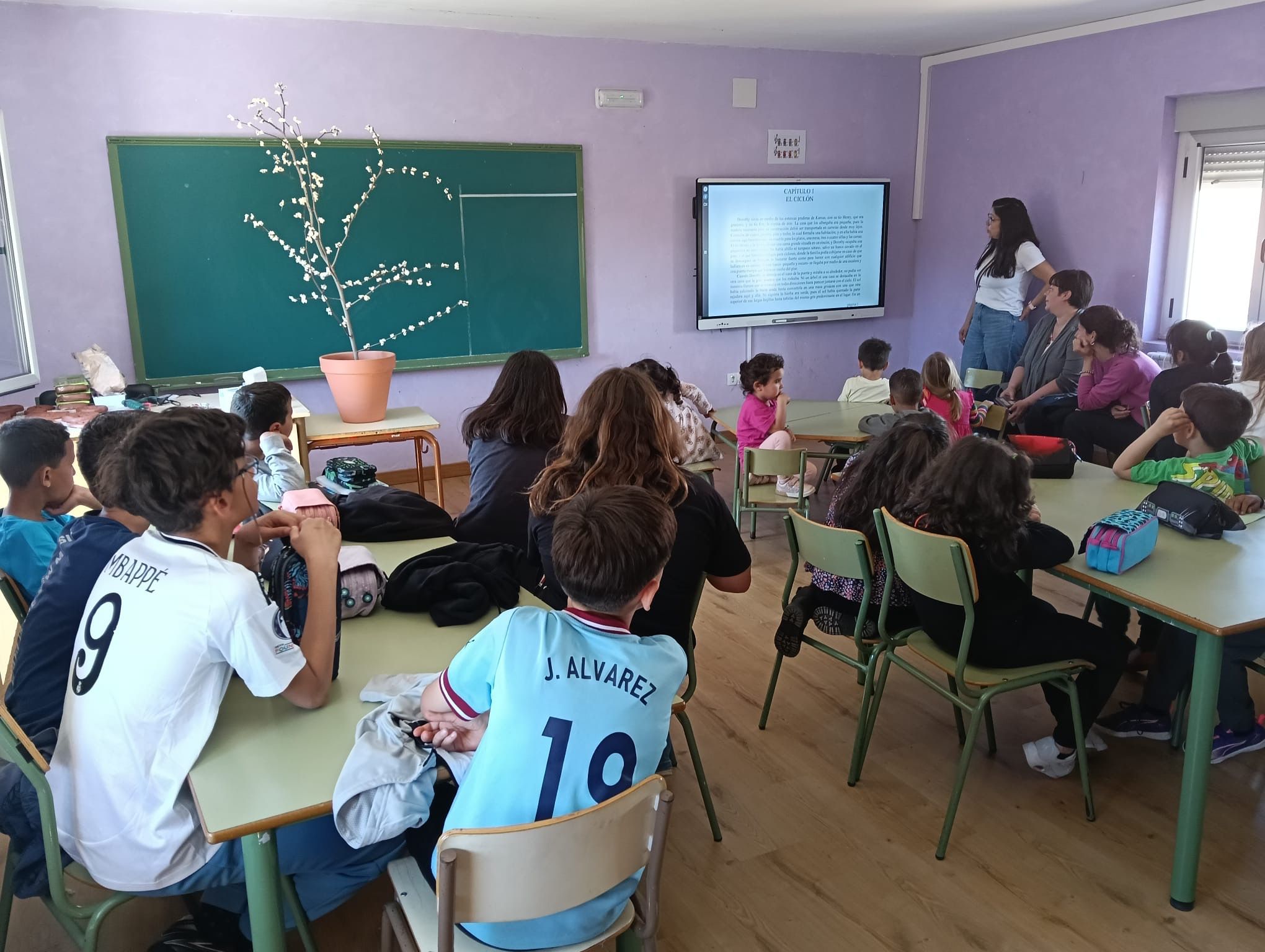 Escolares de Almanza en una de las actividades programadas en la semana cultural. | L.N.C.