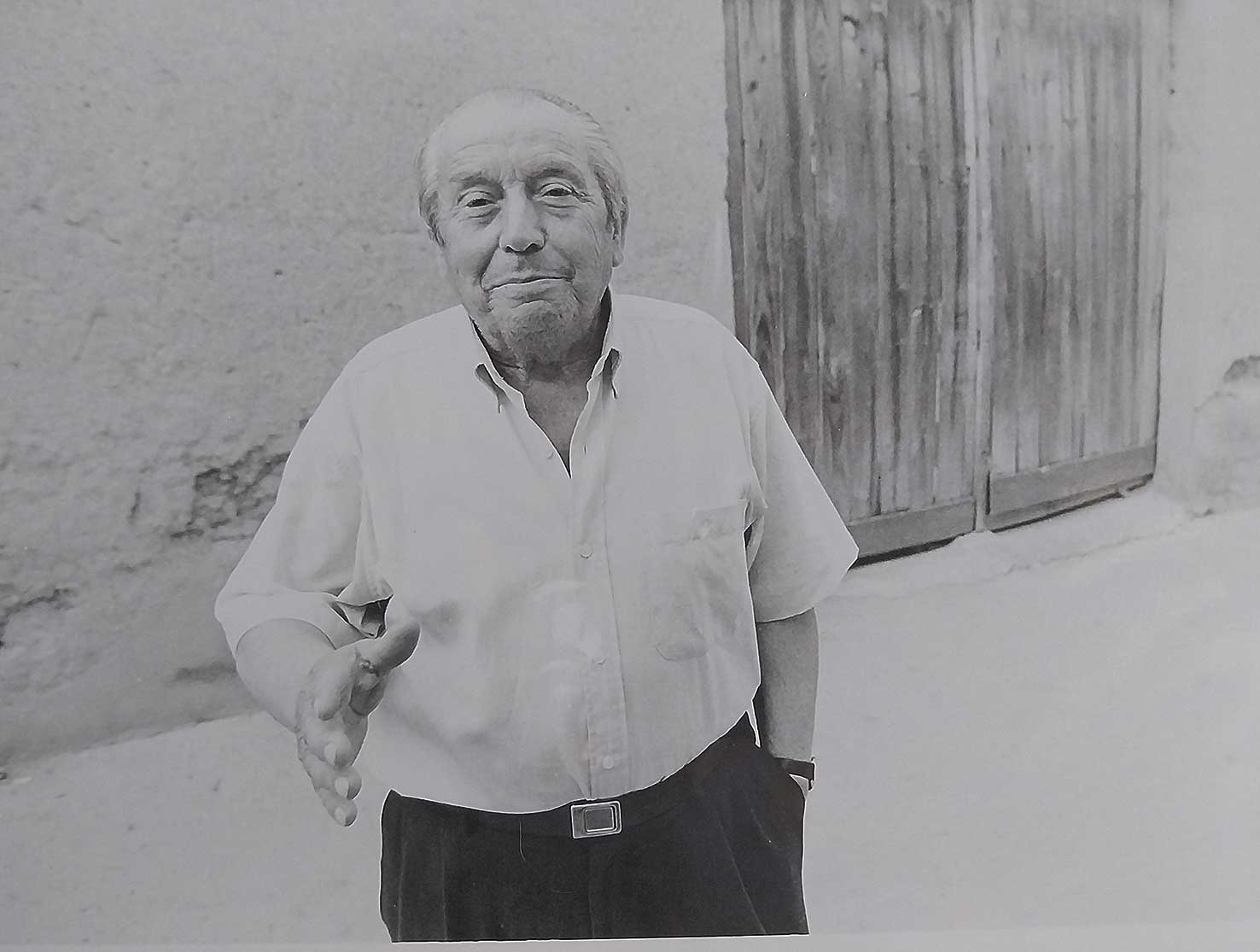 El vendedor ambulante Eufrasio Cañizo en 1994, cuando le pusieron la escultura. | M. MARCOS