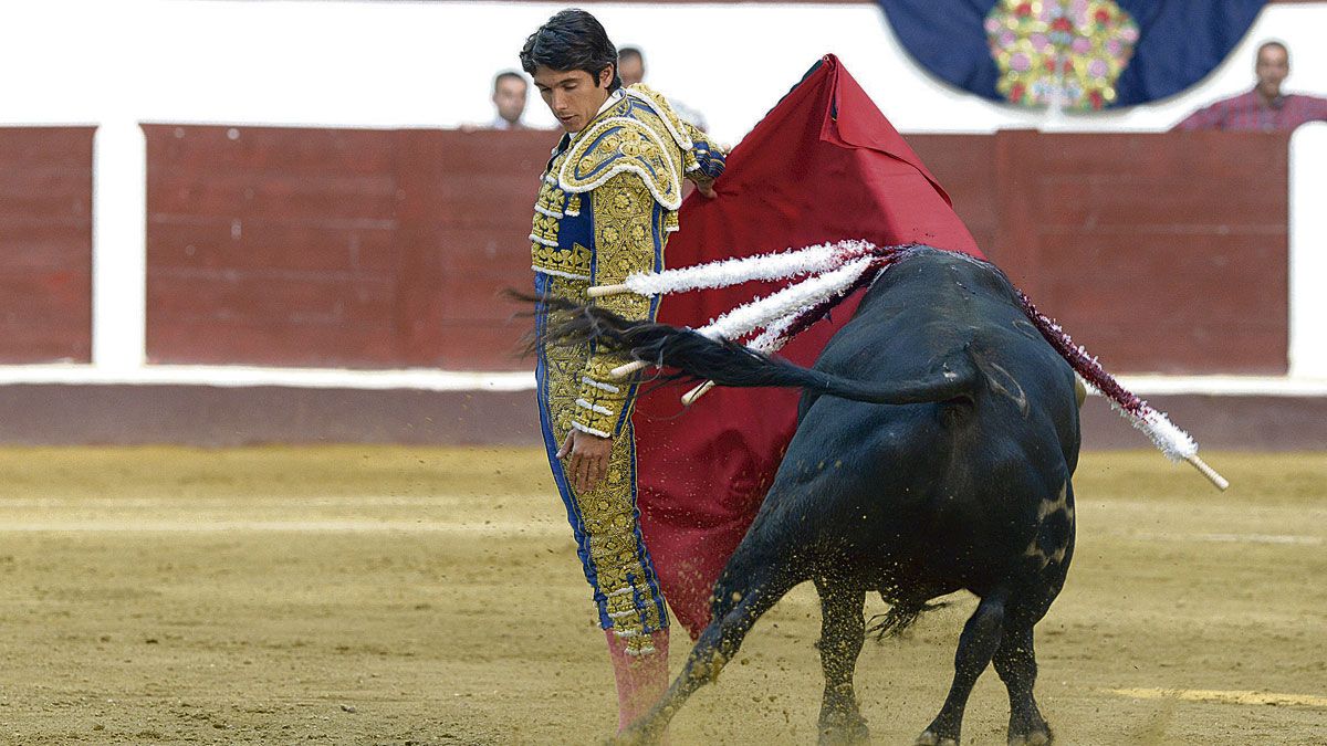 El primero de los pases de la serie con la que Castella inició la faena del quinto toro y ya se ganó al ‘respetable’ del coso leonés. | MAURICIO PEÑA