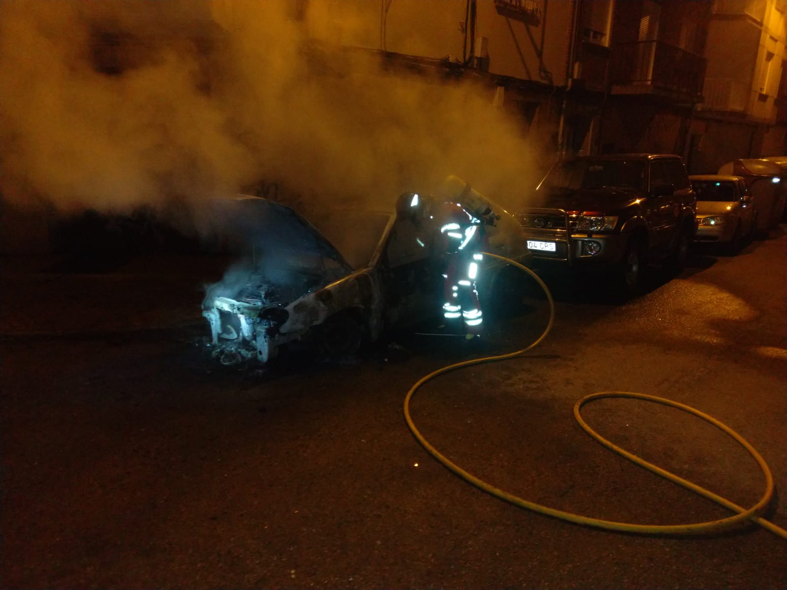Tareas de extinción del vehículo siniestrado. | BOMBEROS PONFERRADA