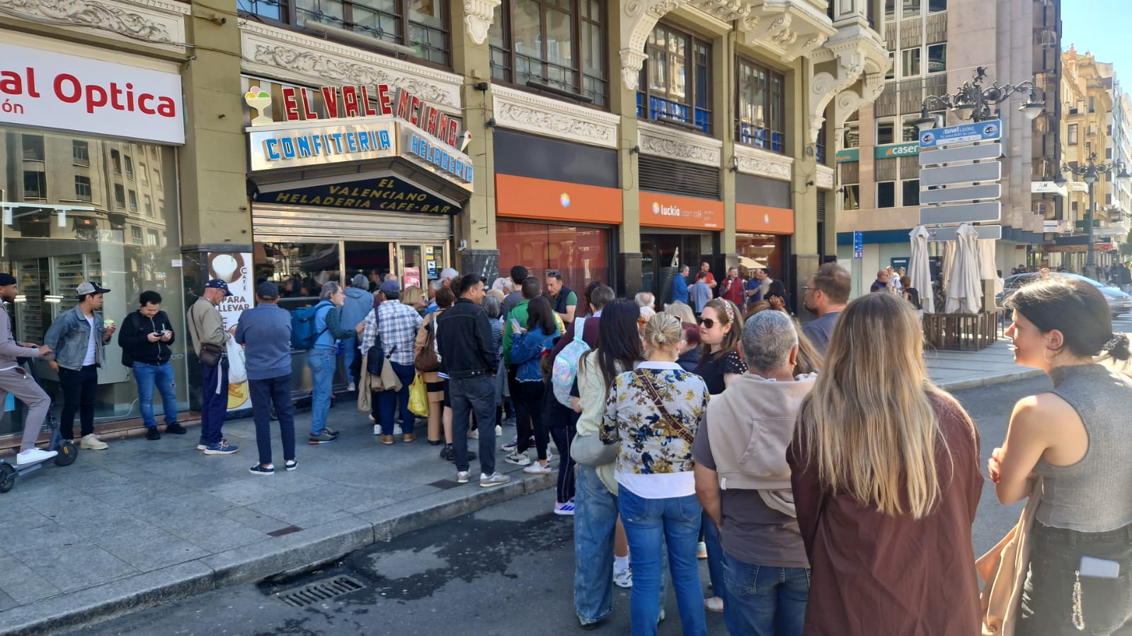 Largas colas en la heladería El Valenciano tras anunciar que regalaban sus helados. | SAÚL AREN