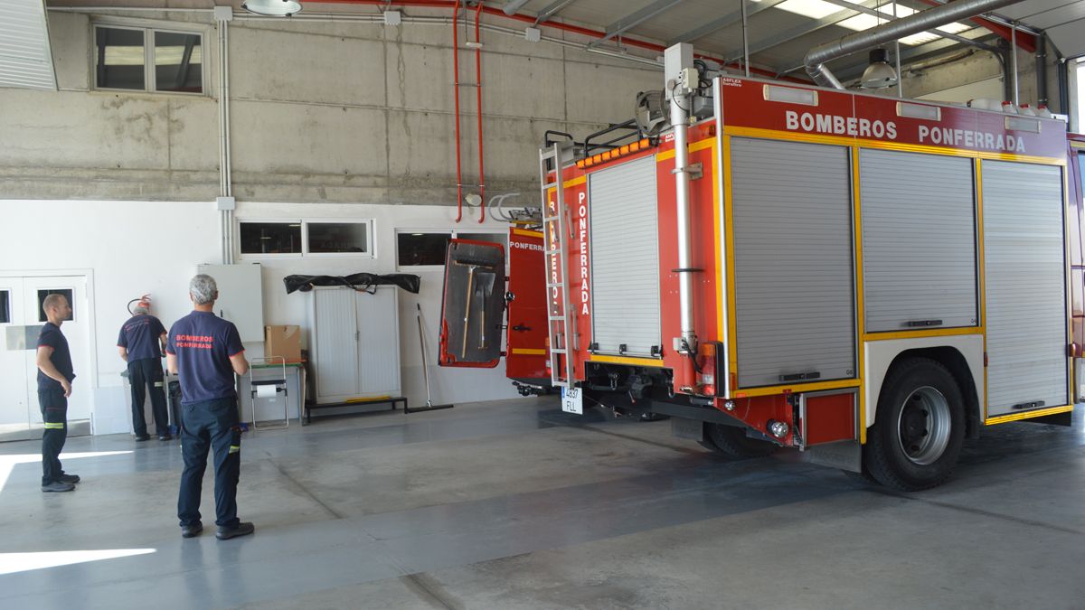 Bomberos de Ponferrada realizan trabajos de mantenimiento en el parque. | L. N. C.