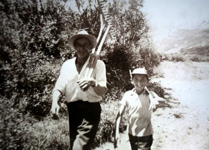 Imagen de archivo de Leoncio Álvarez, a la derecha, cuando era un niño.