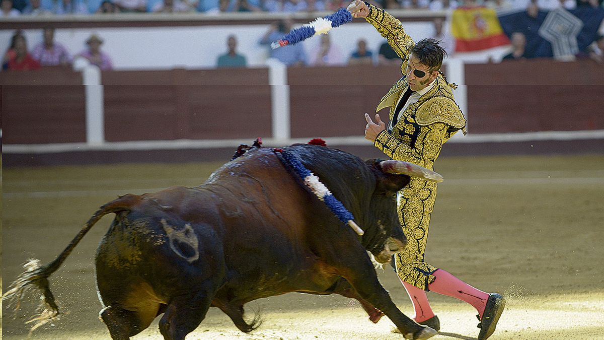 Padilla lo intentó todo en León y entre sus recursos no faltaron las aplaudidas banderillas ‘al violín’, que siempre «enganchan». | REPORTAJE GRÁFICO: MAURICIO PEÑA