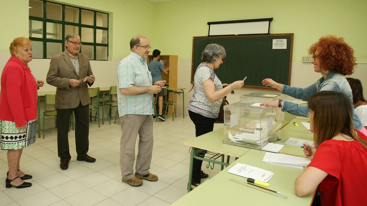 Varios votantes ejercen su derecho en el IES Virgen de la Encina de Ponferrada. | CÉSAR SÁNCHEZ