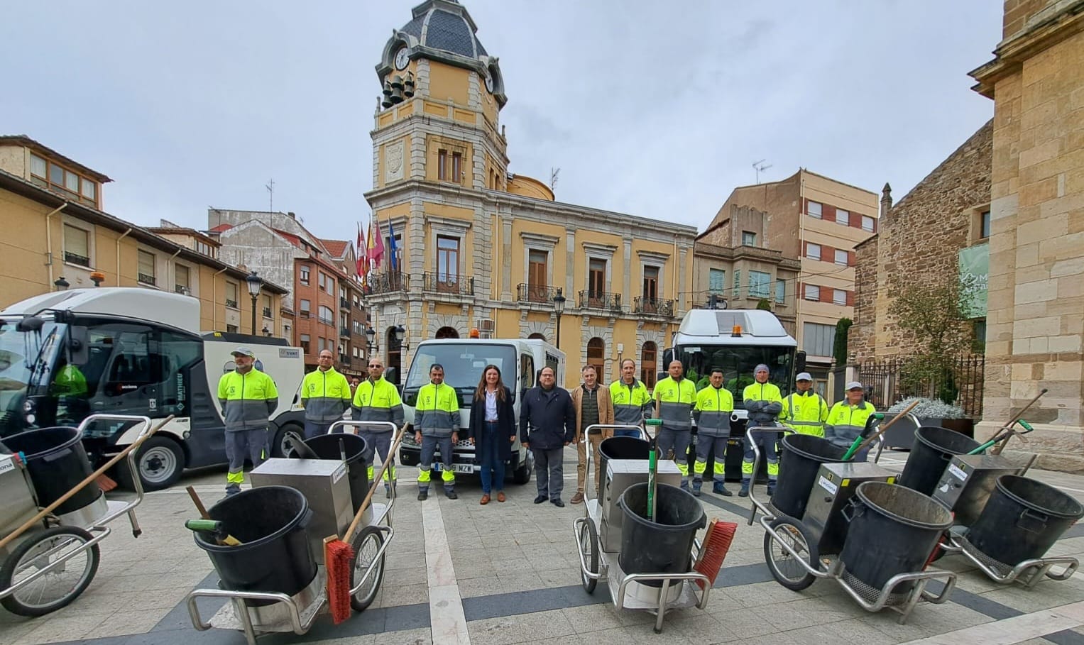 Presentación de los nuevos equipos de limpieza viaria de La Bañeza. | L.N.C.