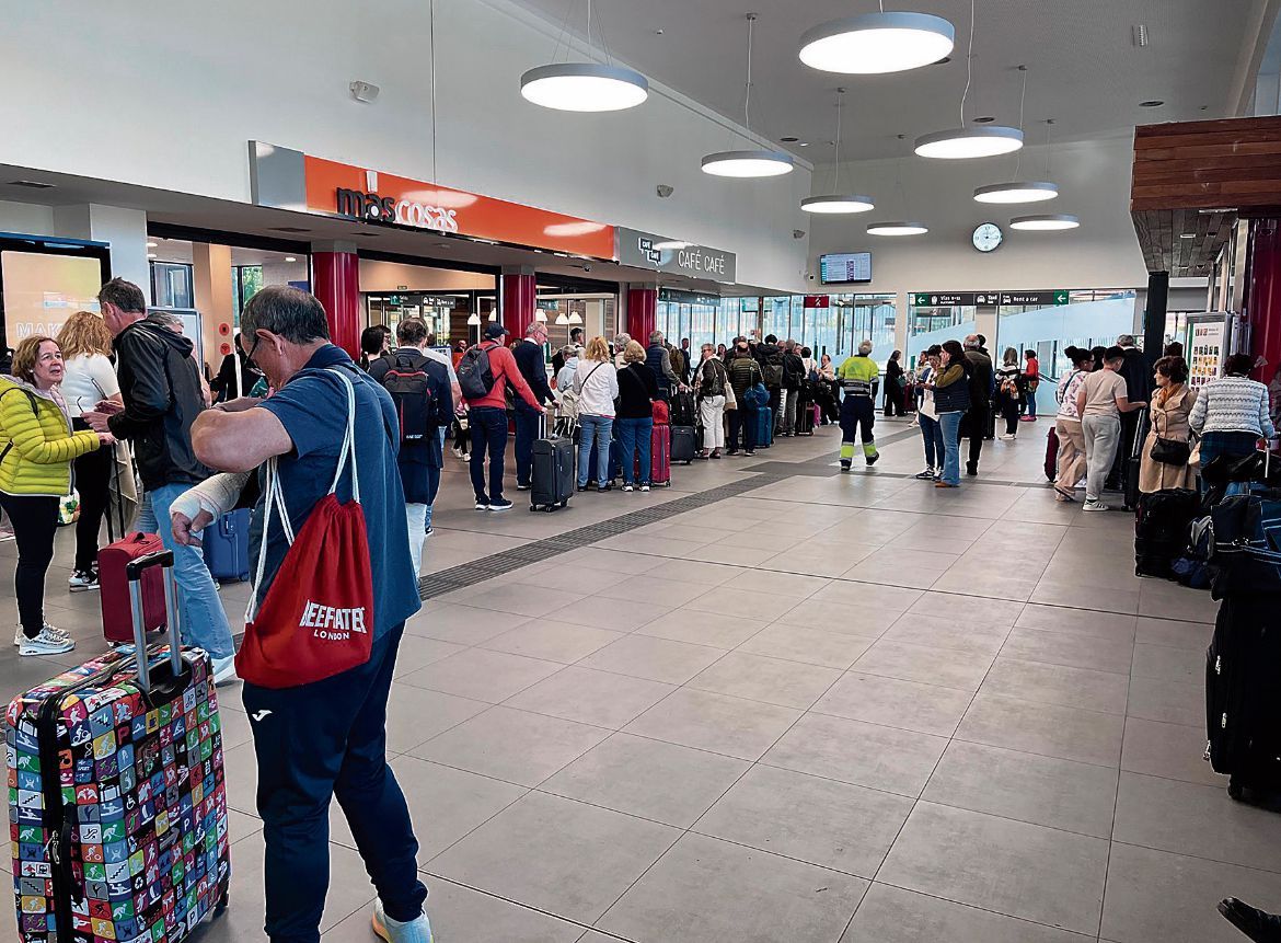 Los viajeros afectados por el apagón del lunes fueron reubicados en distintos trenes en la jornada de ayer | SAÚL ARÉN