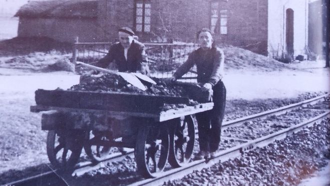 Los ferroviarios Emeterio Fernández y Dámaso Marcos llevando ‘la mesilla’. Los ferroviarios Emeterio Fernández y Dámaso Marcos llevando ‘la mesilla’.