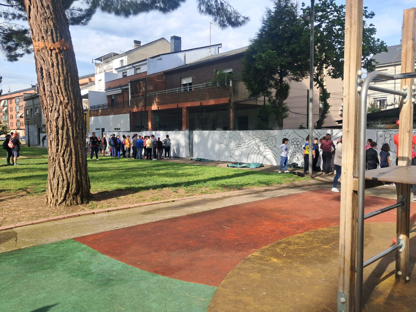 Repintado del mural con los alumnos de los colegios de Cuatrovientos.