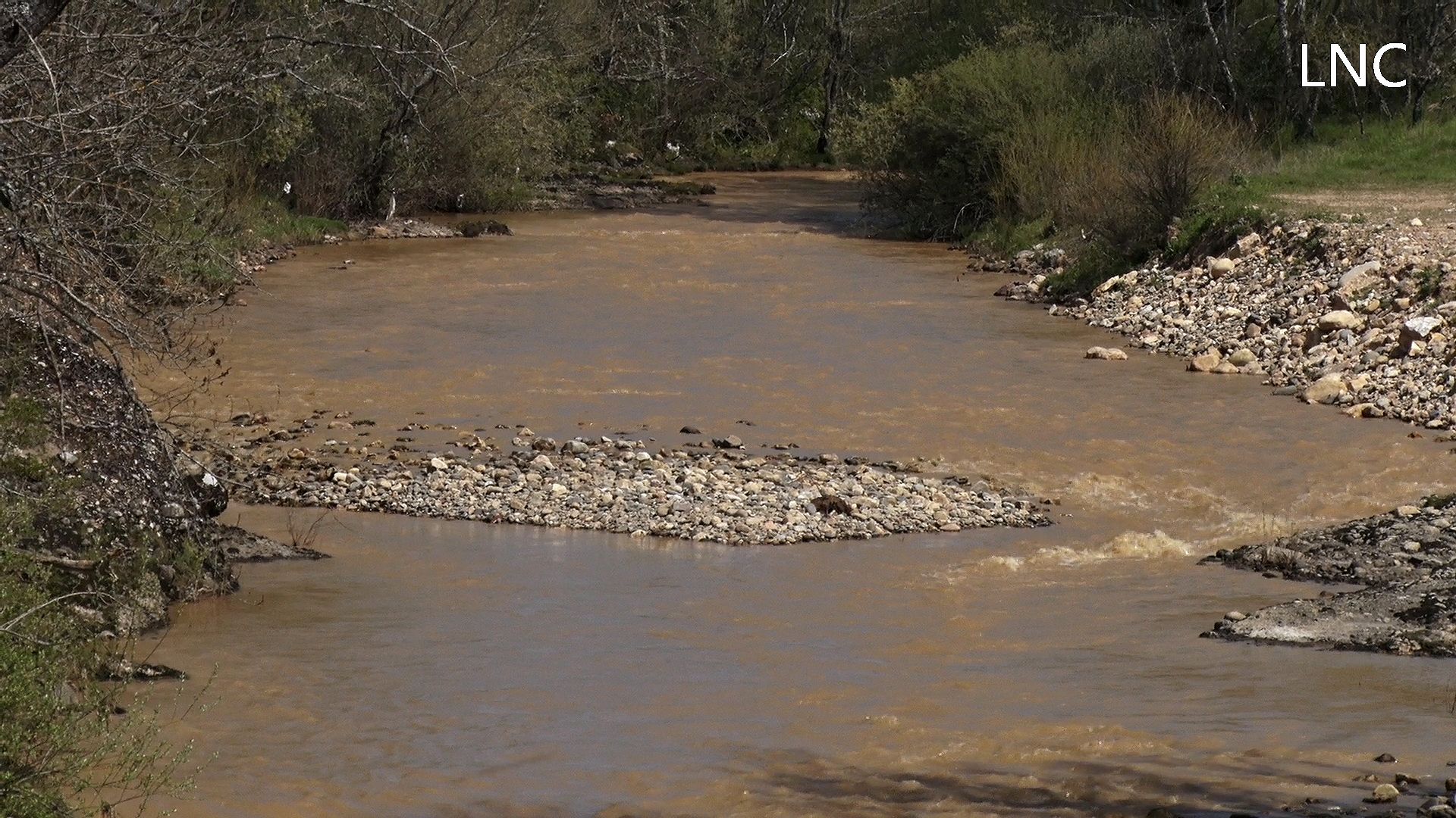 El reventón en un canal en Vegacervera destroza una ladera y embarra el Torío