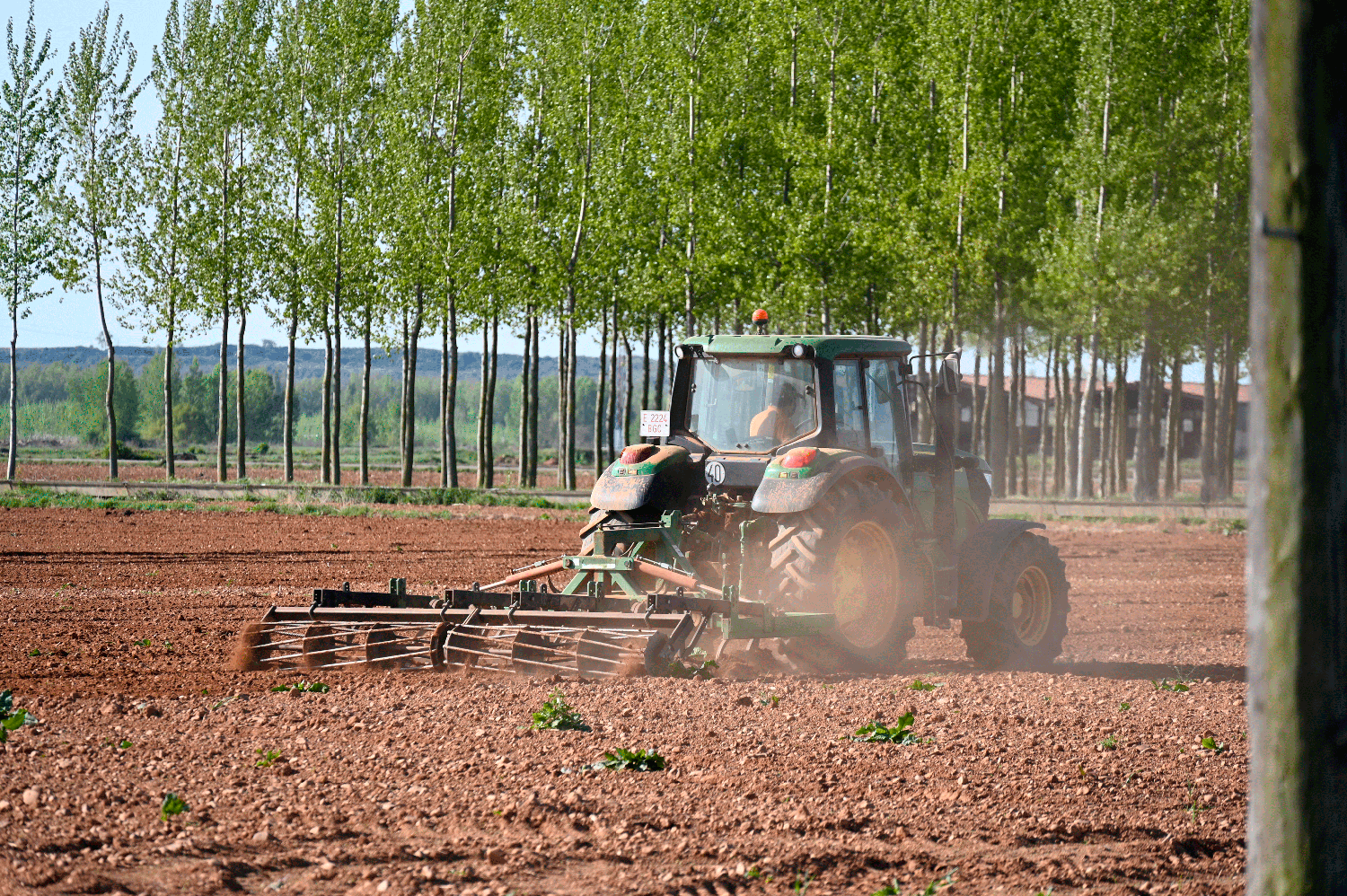 Un agricultor leonés preparado el terreno de cara a la sementera. | SAÚL ARÉN