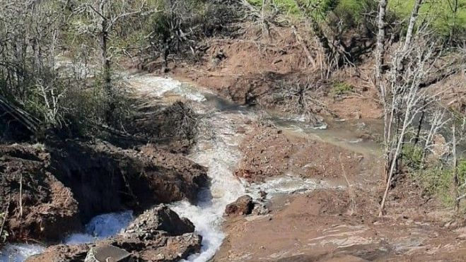 La fuerza del agua arrastró tierra y sedimentos que llegaron al río. 