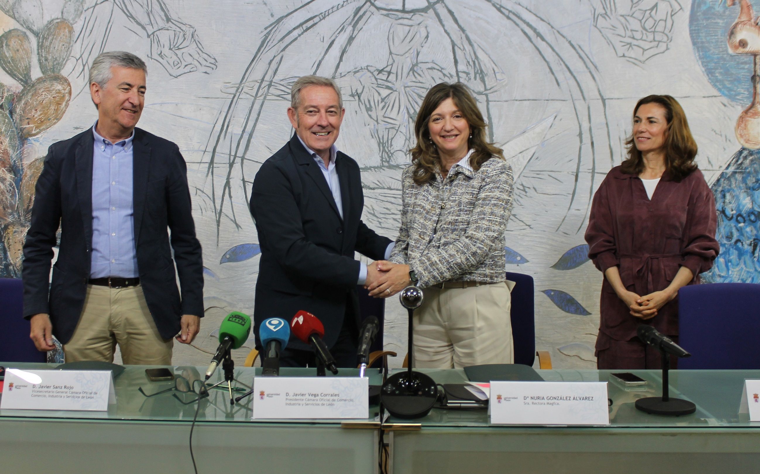 Un instante de la firma del convenio.