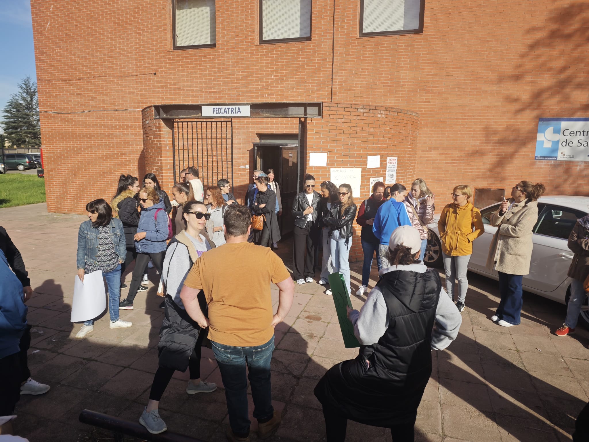 Madres y padres concentrados este pasado martes en el centro de salud. | L.N.C.