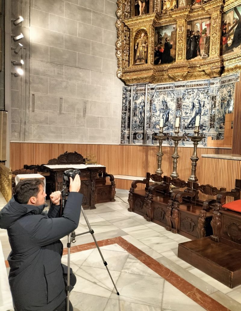 Javier Calderón, en plena faena, graba un retablo para uno de los programa del pódcast La Cuelga.CEDIDA Javier Calderón, en plena faena, graba un retablo para uno de los programa del pódcast La Cuelga.CEDIDA