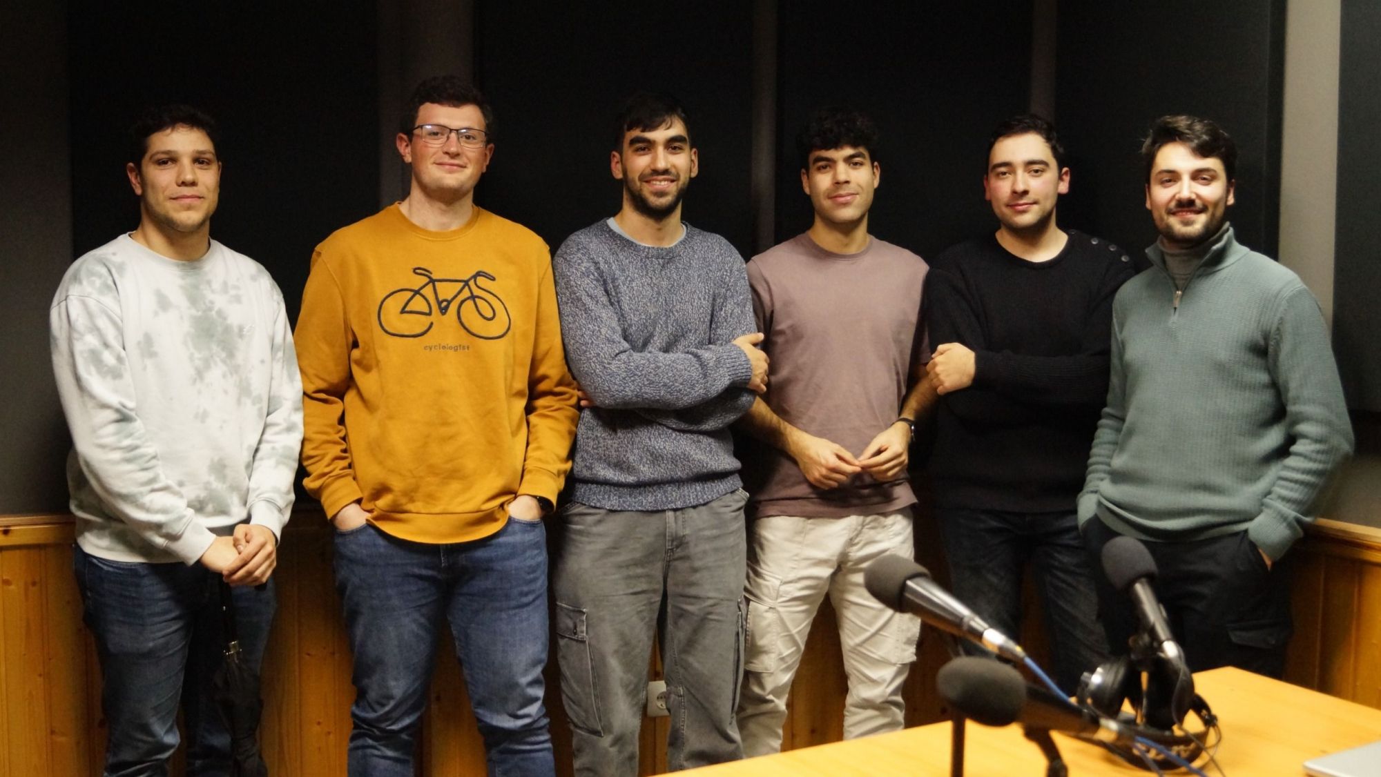Las seis caras visibles ante la cámara de La Cuelga son Daniel Santos, Adrián Santos, Guillermo Martín, Álvaro Martínez, Yago Rejón y Javier Calderón. CEDIDA Las seis caras visibles ante la cámara de La Cuelga son Daniel Santos, Adrián Santos, Guillermo Martín, Álvaro Martínez, Yago Rejón y Javier Calderón. CEDIDA