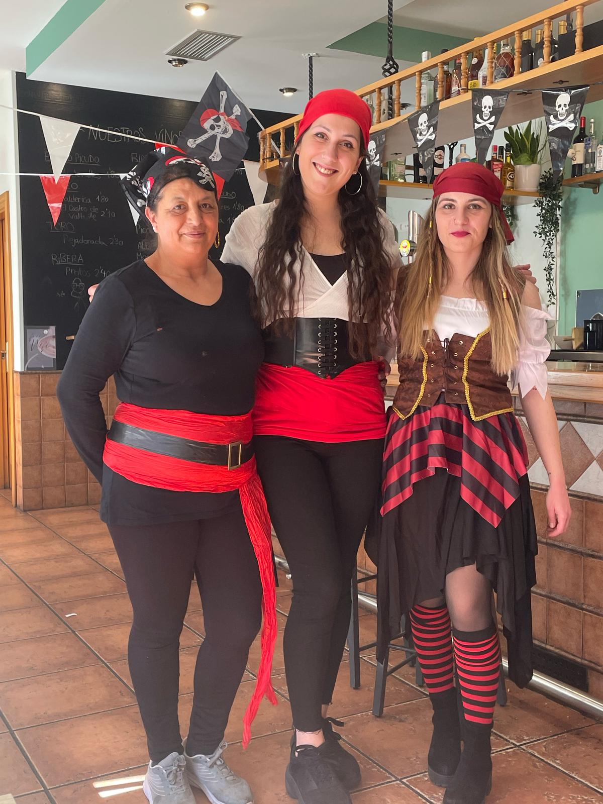 Paula, en el centro, junto a su cocinera y a su camarera durante la celebración del carnaval. Paula, en el centro, junto a su cocinera y a su camarera durante la celebración del carnaval.