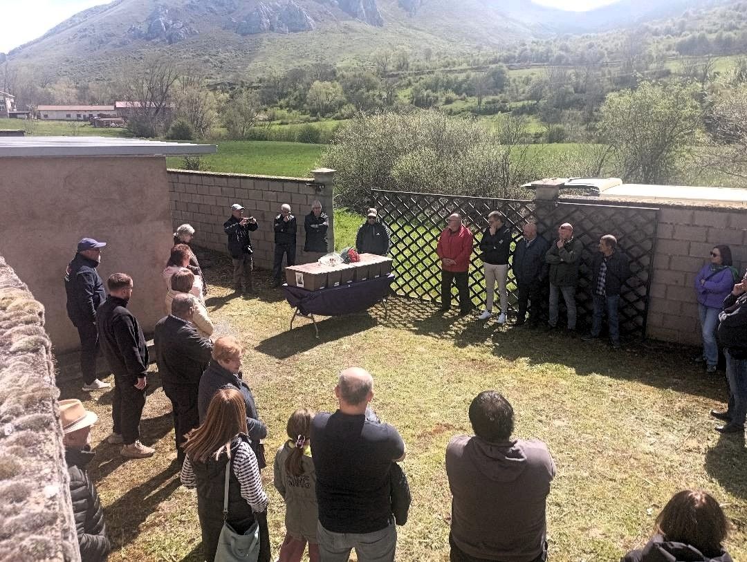 Un momento del acto celebrado este jueves en el cementerio de Villamanín. | E. NIÑO