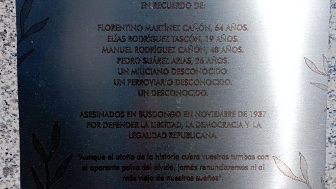Placa en el nicho cedido por el Ayuntamiento de Villamanín para los represaliados. | E. NIÑOH