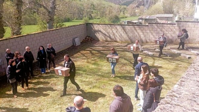 Los voluntarios de la ARMH llevan los restos al camposanto. E. NIÑO