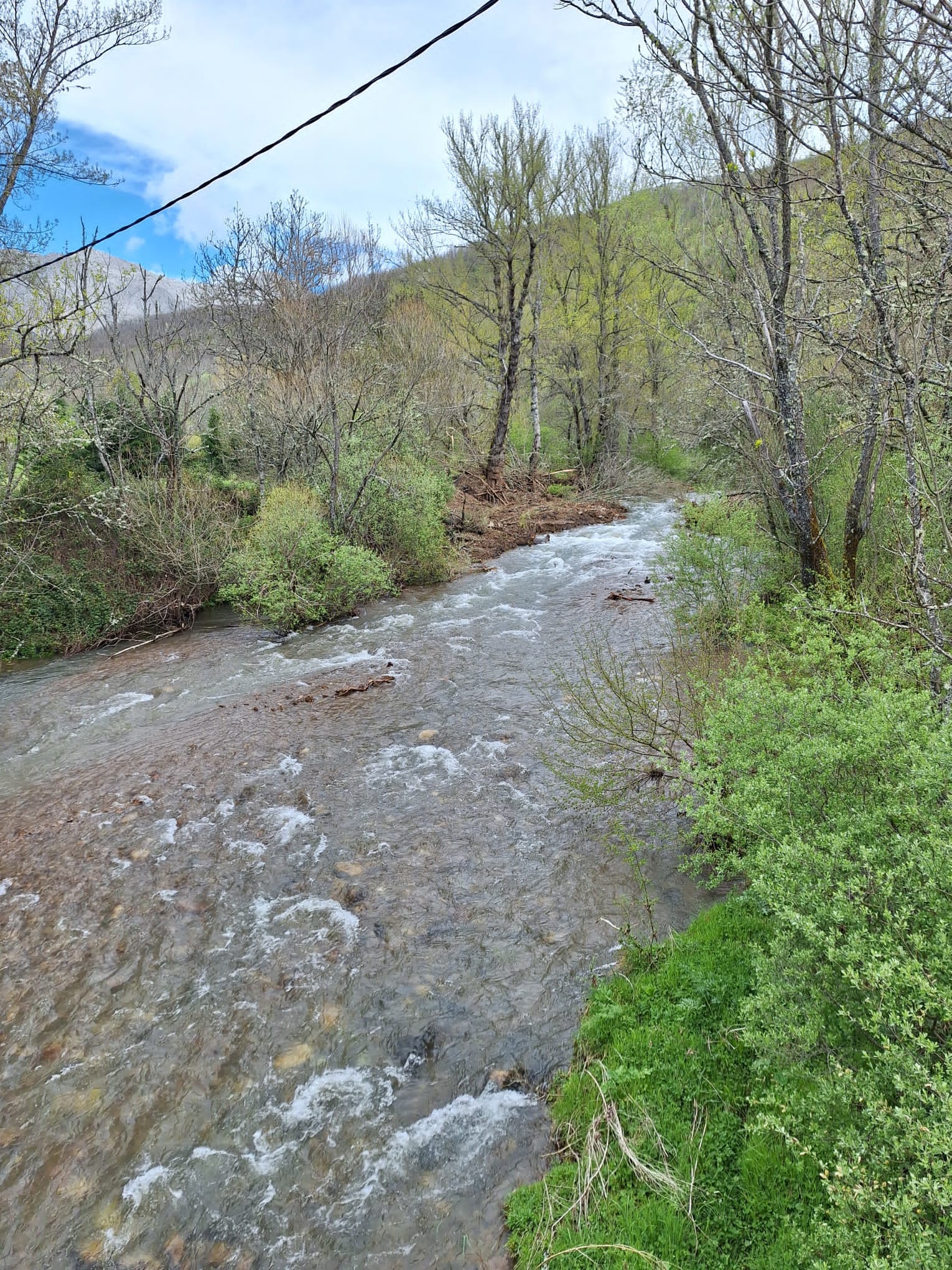 El río Torío baja mucho más limpio este jueves. | L.N.C.