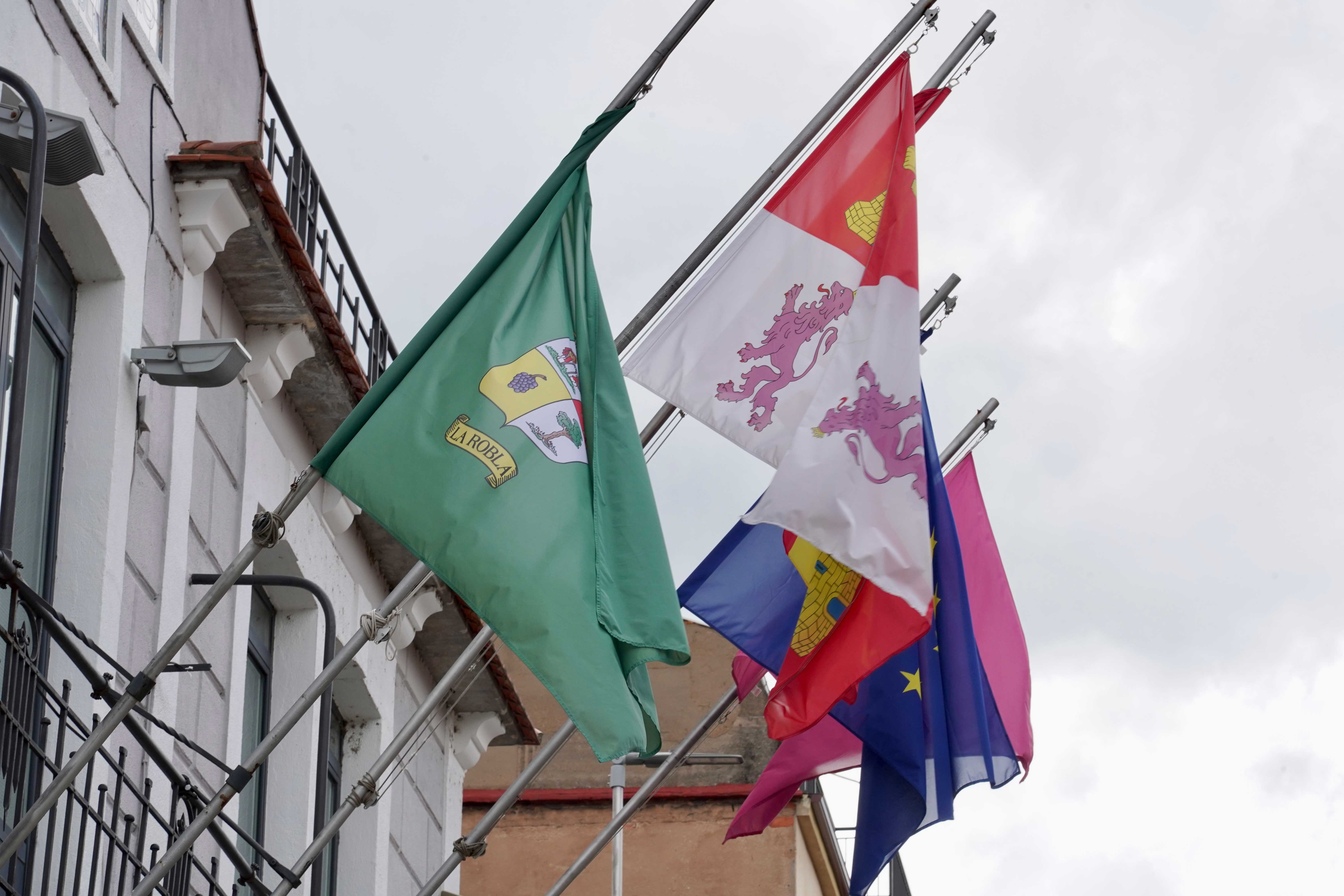   La bandera de La Robla, a media asta por el luto decretado por el alcalde. | CAMPILLO (ICAL)