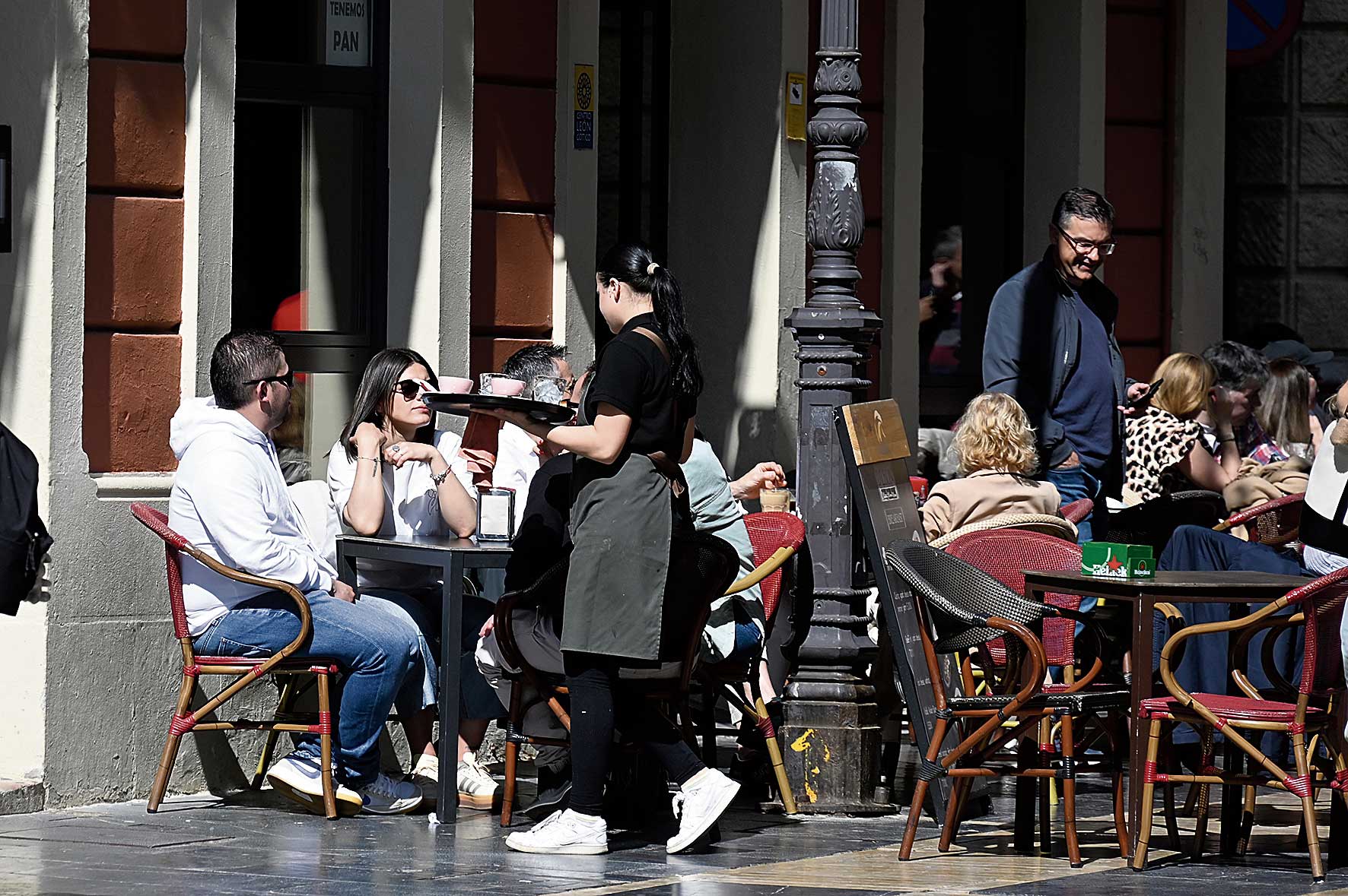 La hostelería sería uno de los sectores más afectados por la reducción de la jornada laboral en la provincia de León. | SAÚL ARÉN