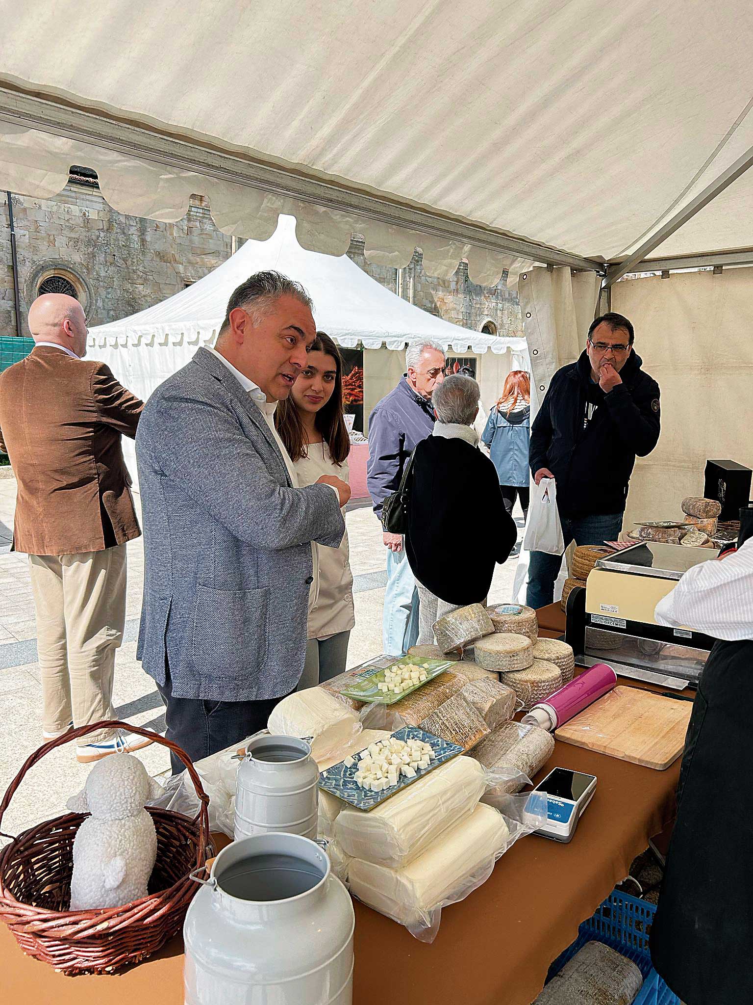 El alcalde inaugura la Feria del Queso de Astorga. | L.N.C.