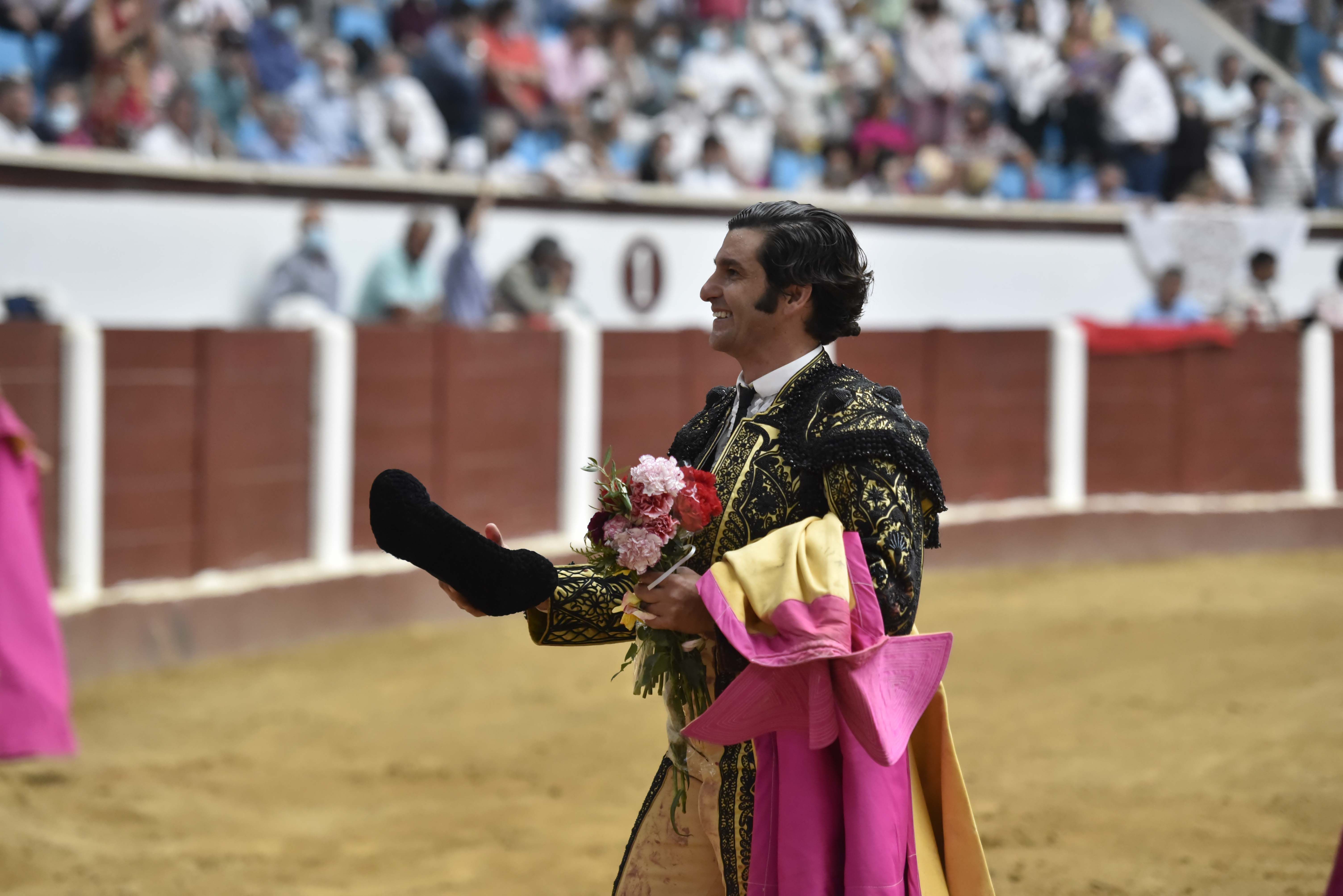 Morante de la Puebla da una vuelta al ruedo en León | SAÚL ARÉN