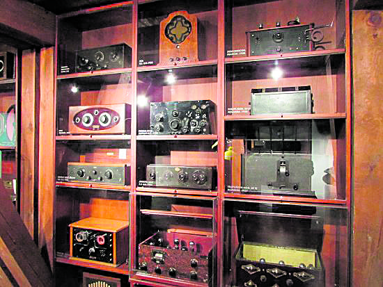 Estanterías del Museo de la Radio Luis del Olmo de Ponferrada, el gran referente sobre aparatos de todo tipo y de toda época.